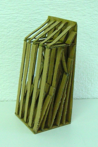 Escultura efímera. Materiales reciclados: cartón, papel, cuter y pegamento.