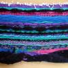 Obra textil: Materiales: hilos de lana de diferentes grosores, telas, y tejidos. 
