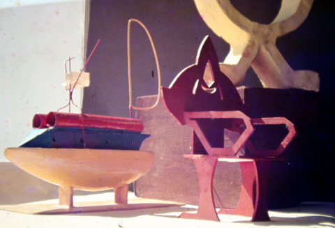 Diseño de juguetes, sillas, muebles. Diversos materiales para su realización: cartón, contrachapado, etc. 
