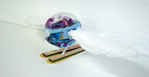 Diseño de artefacto. Tirar un huevo desde un tercer piso sin que se rompa. Materiales diversos para su construcción.