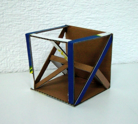 Estudio del espacio con material reciclado: papel, cartón ondulado, maderas, etc.  