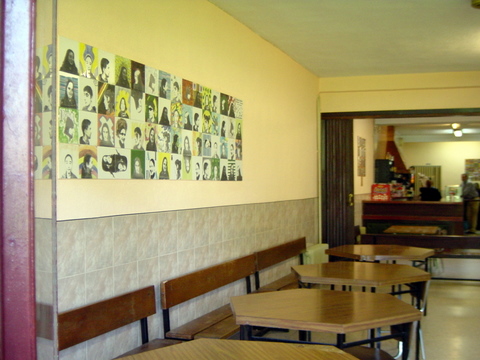 Decoración  sobre azulejo (20x20) con colores para 750º. Conjunto del  mural en el bar del centro.