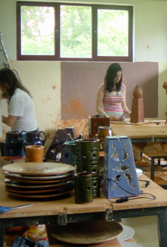 Trabajando en el taller de cerámica. Modelos de lámparas esmaltados. 