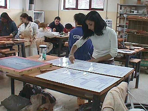 Alumnos trabajando. En la mesa, pantallas de serigrafía y azulejos impresos por el procemiento serigráfico.