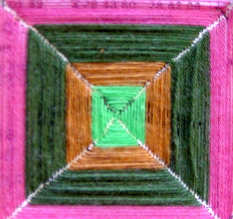 Obra textil: Materiales: hilos de lana de diferentes grosores, telas, y tejidos. 