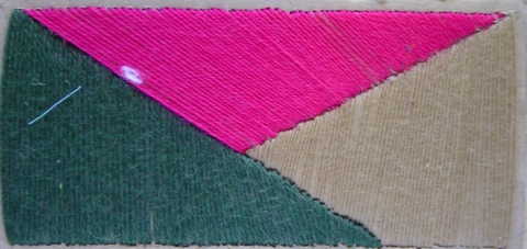 Obra textil: Materiales: hilos de lana de diferentes grosores y colores. Cartón para la base. 