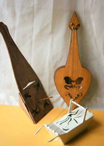 Diseño de instrumentos musicales. Diversos materiales para su realización: cartón, contrachapado, etc. 