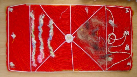 Obra textil: Materiales: hilos de lana de diferentes grosores y colores. Cartón para la base y pegamento. 