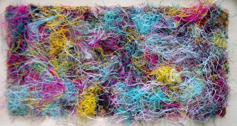 Obra textil: Materiales: hilos de lana de diferentes grosores y colores. Cartón para la base. 